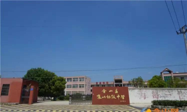 褒山初级中学户外活动场地