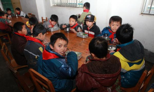 马山县里当中心小学户外活动场地