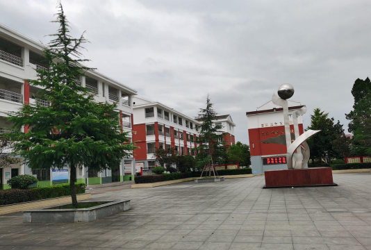 青町镇殷庙初级中学户外活动场地