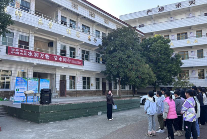 营山县新店完全小学校户外活动场地