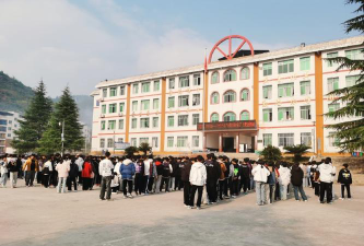 茅栗镇中学户外活动场地