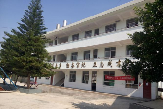 乡城县青麦乡中心小学校户外活动场地