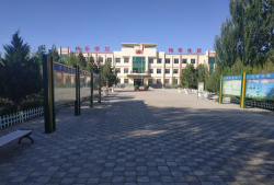 哈密市德外里学校户外活动场地