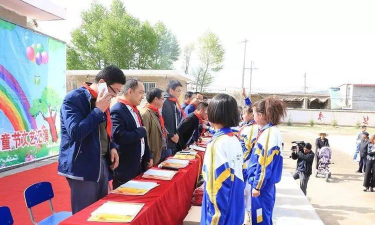 坪城乡中心小学户外活动场地