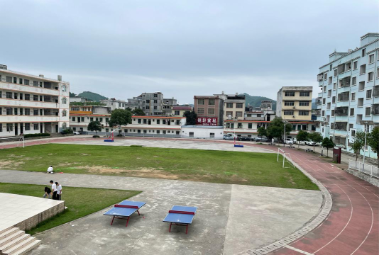 龙窝镇第三中学户外活动场地