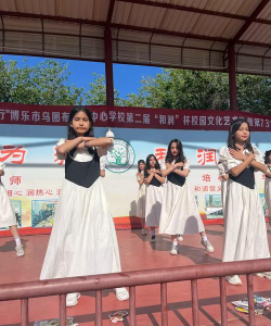 乌图布拉格镇中学户外活动场地