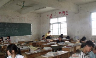罗平镇第二中学户外活动场地