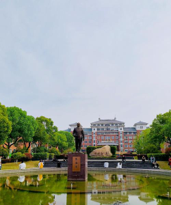 镇江市第十八中学户外活动场地