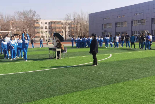 新疆兵团农六师五家渠一中户外活动场地