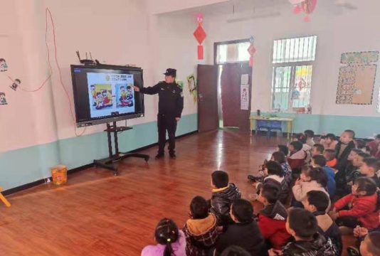 合阳县洽川镇乐乐幼儿园户外活动场地