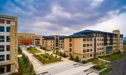 烟台经济学校户外活动场地