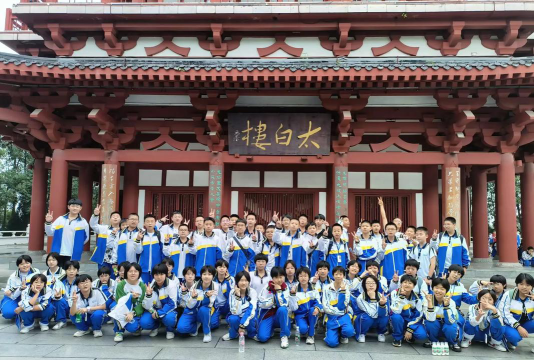 座马河中学户外活动场地