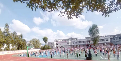 南坪镇第一中心小学户外活动场地