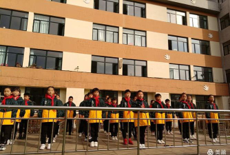 鞍山市铁东区和平小学户外活动场地