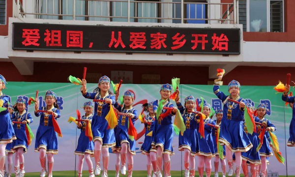 包头市东河区公园路小学户外活动场地