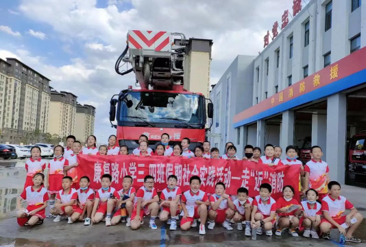 鹤临岗小学户外活动场地