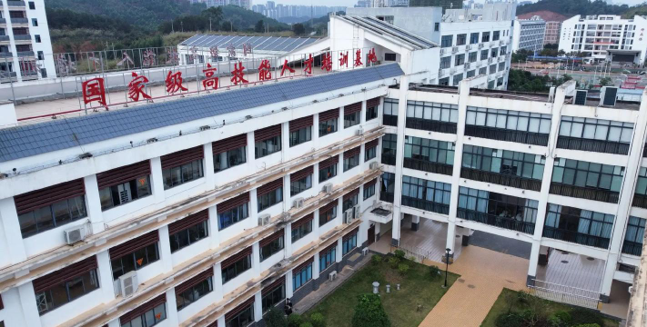 马于学校户外活动场地