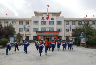 阿瓦提县英艾日克乡中学户外活动场地