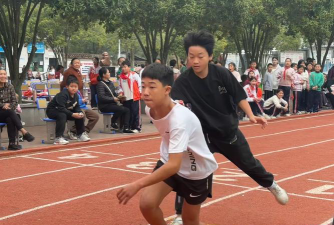 咱果初中户外活动场地