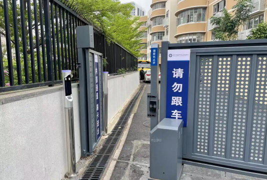深圳市龙华中英文实验学校户外活动场地