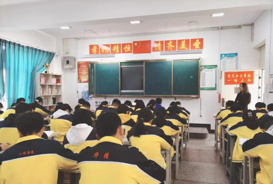 安宁市第三中学户外活动场地