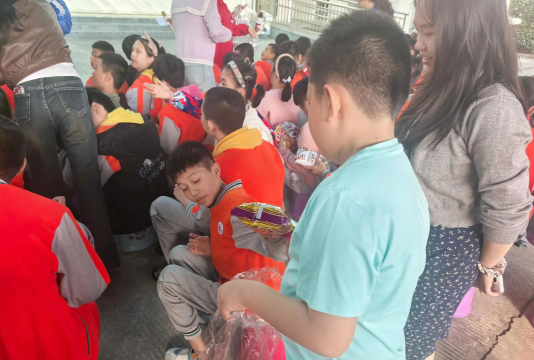 彩泉福利特殊学校户外活动场地
