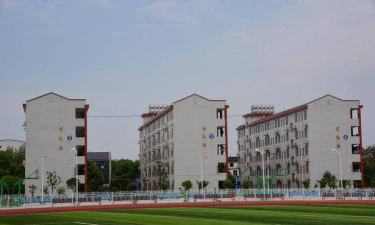 湖南省双峰县职业中专学校户外活动场地