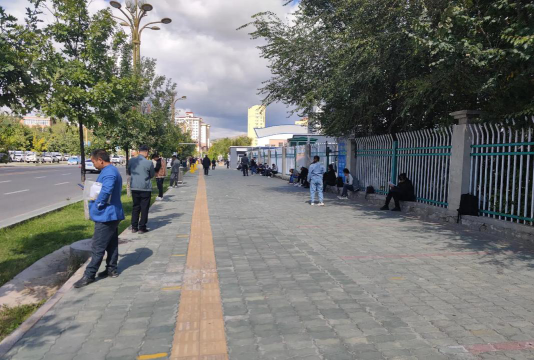 塔勒德镇一中户外活动场地