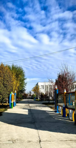 乌宗布拉克乡汉语学校户外活动场地