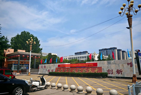 平顶山市财经学校户外活动场地