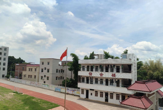 龙门县龙华镇西溪教学点户外活动场地