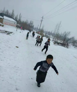 尼县苏布台乡套苏布台九年制哈校户外活动场地