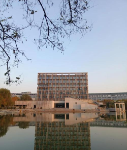 河南医药大学户外活动场地