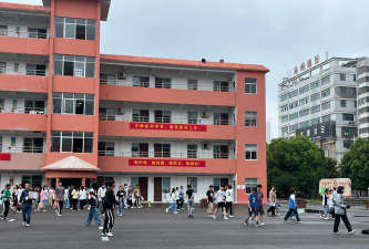 都匀市基场中心学校中学部户外活动场地
