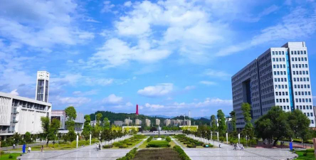 四川省汉源县职业高级中学户外活动场地
