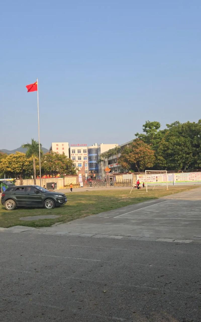 四川广元市第一职业技术学校户外活动场地