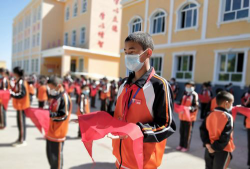 托普铁热克乡拉斯特寄宿学校户外活动场地