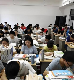 大只要中学户外活动场地