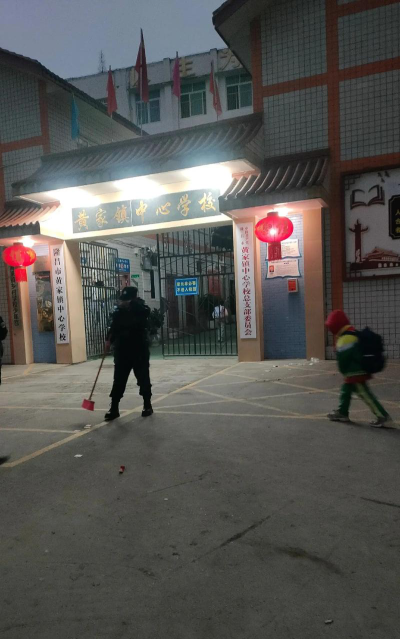 流峰镇柏家小学户外活动场地