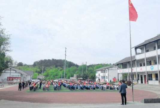 台中市大里区崇光国民小学户外活动场地