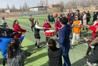 阿图什市第六中户外活动场地