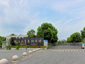 巴中市南江春兰科技学校户外活动场地