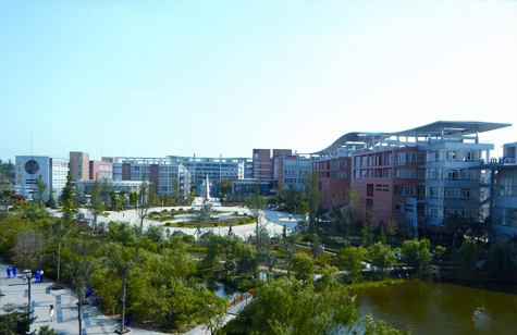四川城市技师学院户外活动场地