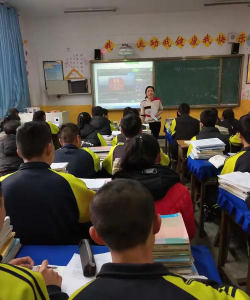 甘河滩镇坡家初级中学户外活动场地