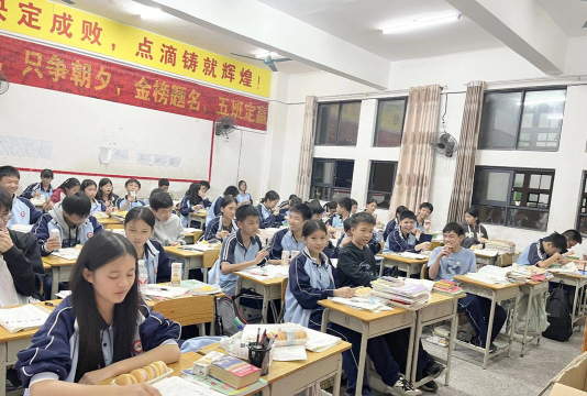 萌城九年制学校-中学部户外活动场地