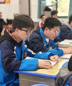 羊场子弟中学户外活动场地