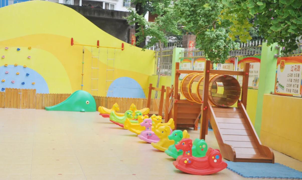 东莞市虎门镇金色阳光幼儿园户外活动场地