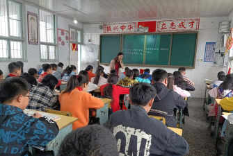 万坪镇中心完全小学户外活动场地