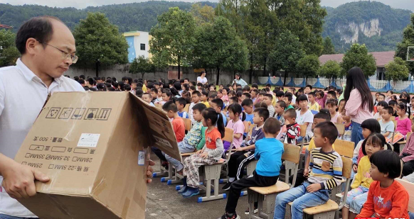 洛塔中心小学户外活动场地