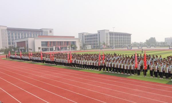 济宁梁山京师华宇高级中学户外活动场地